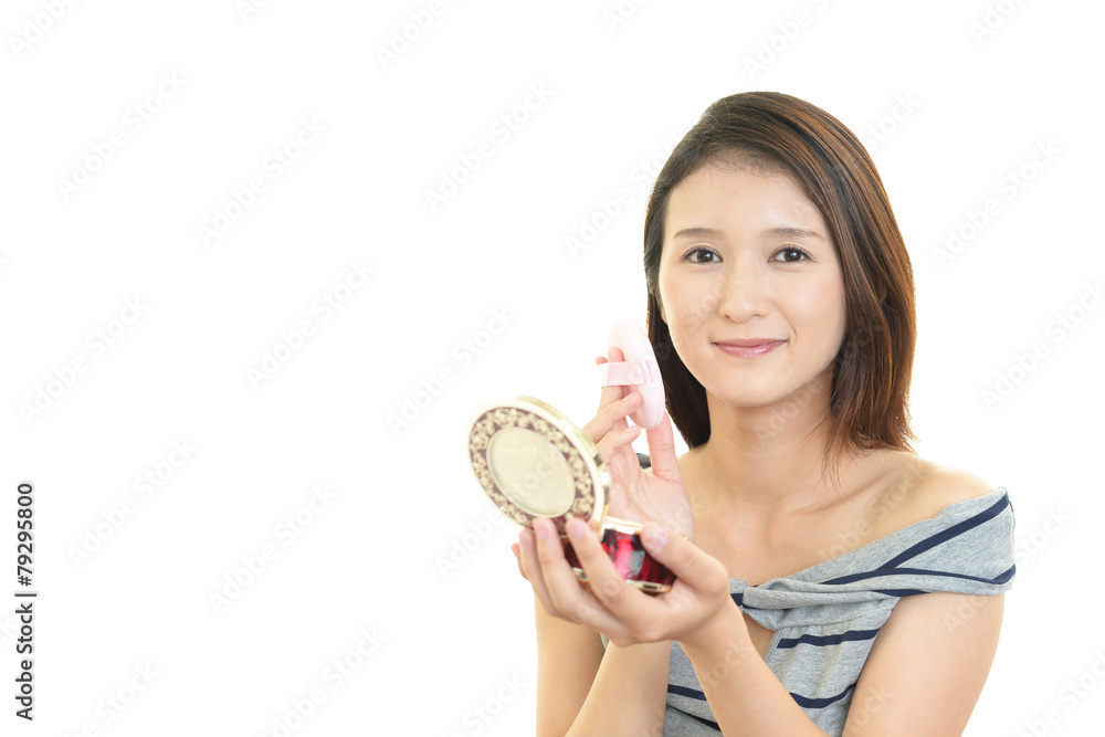 メイクアップをする女性