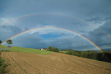 Bauernhaus unter Regenbogen