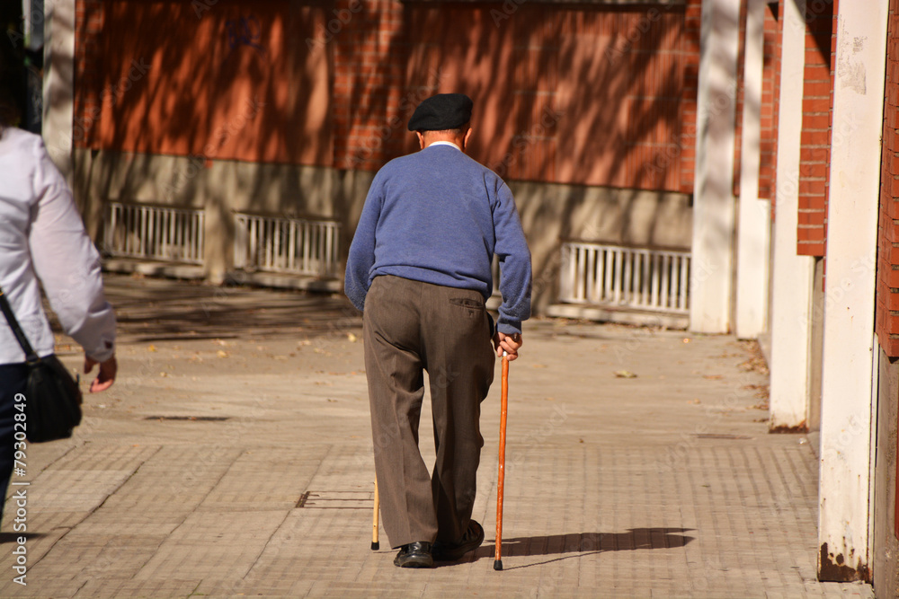 anciano caminando por la calle Stock Photo | Adobe Stock