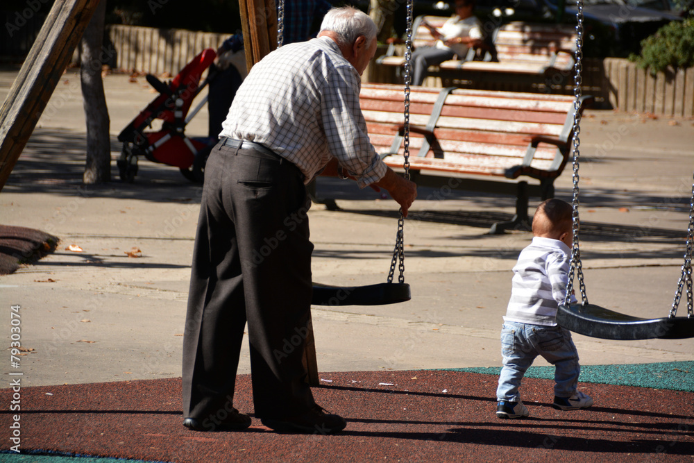 abuelo jugando en el parque con su nieto