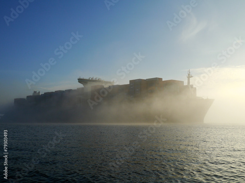 Containerschiff im Nebel auf der Elbe