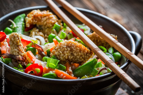Chicken with sesame with vegetables and noodles