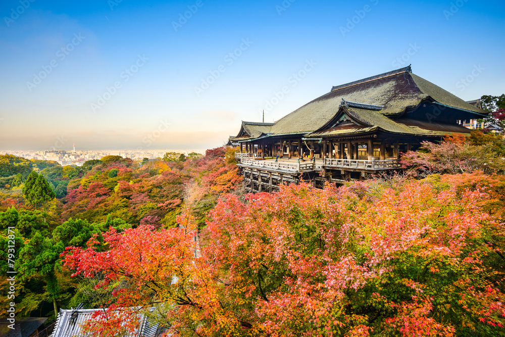 Naklejka premium Sanktuarium Kiyomizu-dera w Kioto w Japonii jesienią