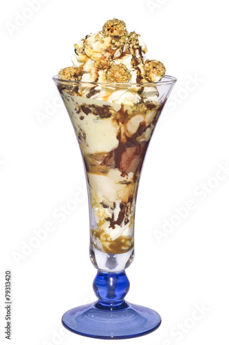 Fotografija Giottoeisbecher mit Pralinen und Krokantstreusel