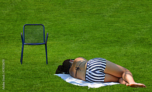 Cuadro en lienzo Mujer joven, siesta, relajación, ocio, hierba