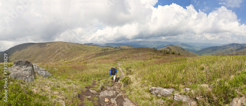Foto child packpacking over mountain