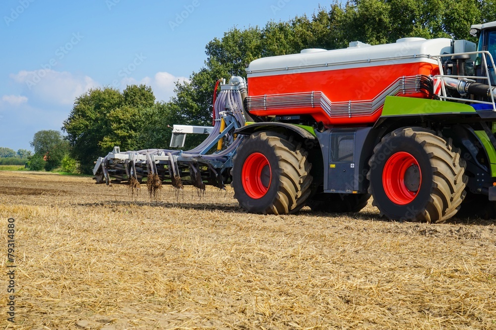Fototapeta premium Landtechnik, selbstfahrendes Güllefaß, bodennahe Ausbringung