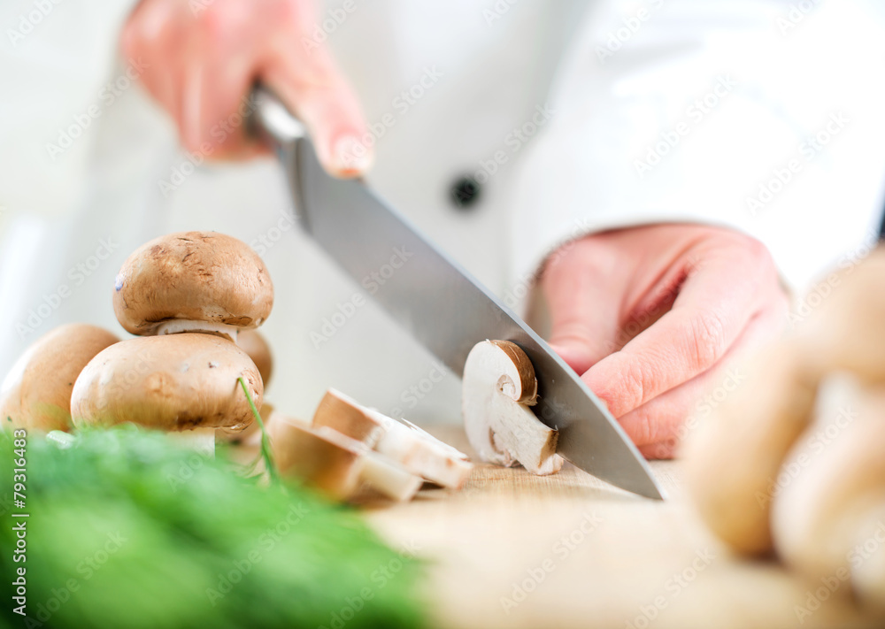 Obraz premium Chef chopping mushrooms