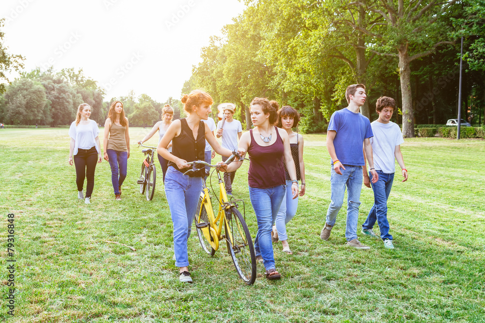Obraz premium Group of teenagers at the park at sunset in a summer day