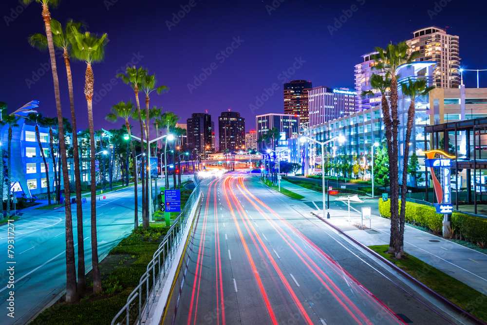 Fototapeta premium Long exposure of traffic on Shoreline Drive at night, in Long Be