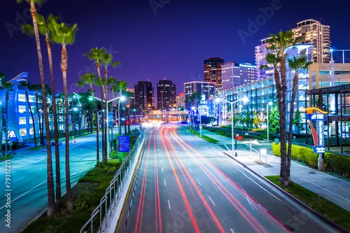 Obraz Długa ekspozycja ruchu na Shoreline Drive w nocy, w Long Be