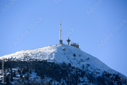 Le puy de dome, Paysages d'hiver en auvergne. Antenne sur Montagne avec neige, sapins et ciel bleu.