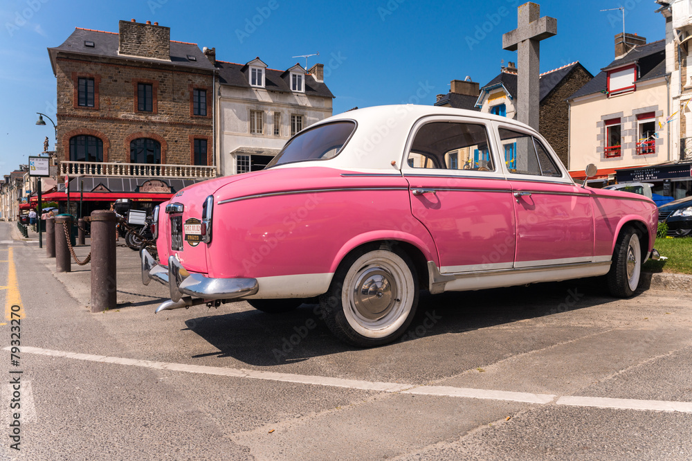 Obraz premium CANCALE, FRANCE - JUNE 23, 2014: Pink vintage car on the coastal