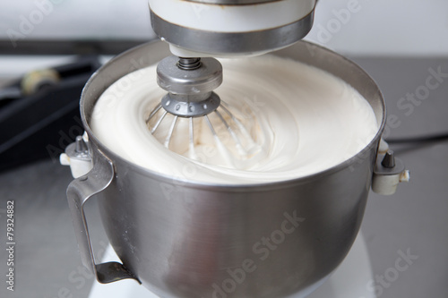 Εκτύπωση καμβά Churning mass in confectionery machine
