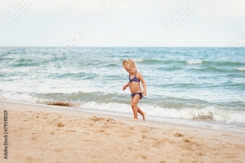 child goes along the coast © lavju83