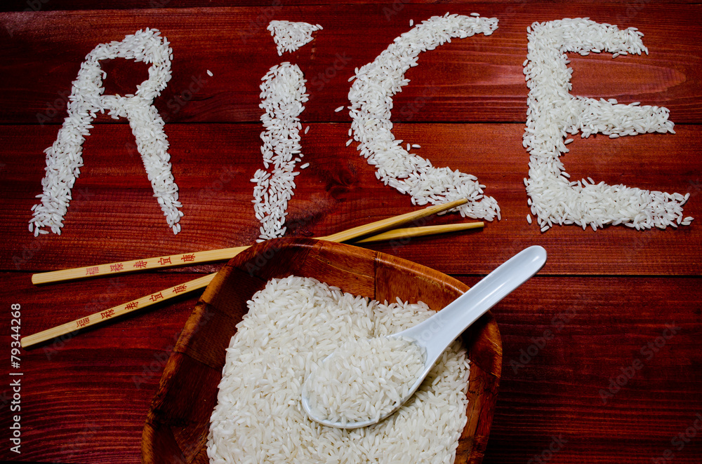 Obraz na płótnie Rice on wooden table with chopsticks w salonie