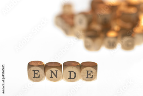 Wort "Ende" aus Buchstabenwürfeln, freigestellt, Freisteller