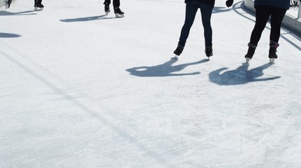 Fotobehang Wintersport Schaatsen op winterse ijsbaan  © BradleyWarren