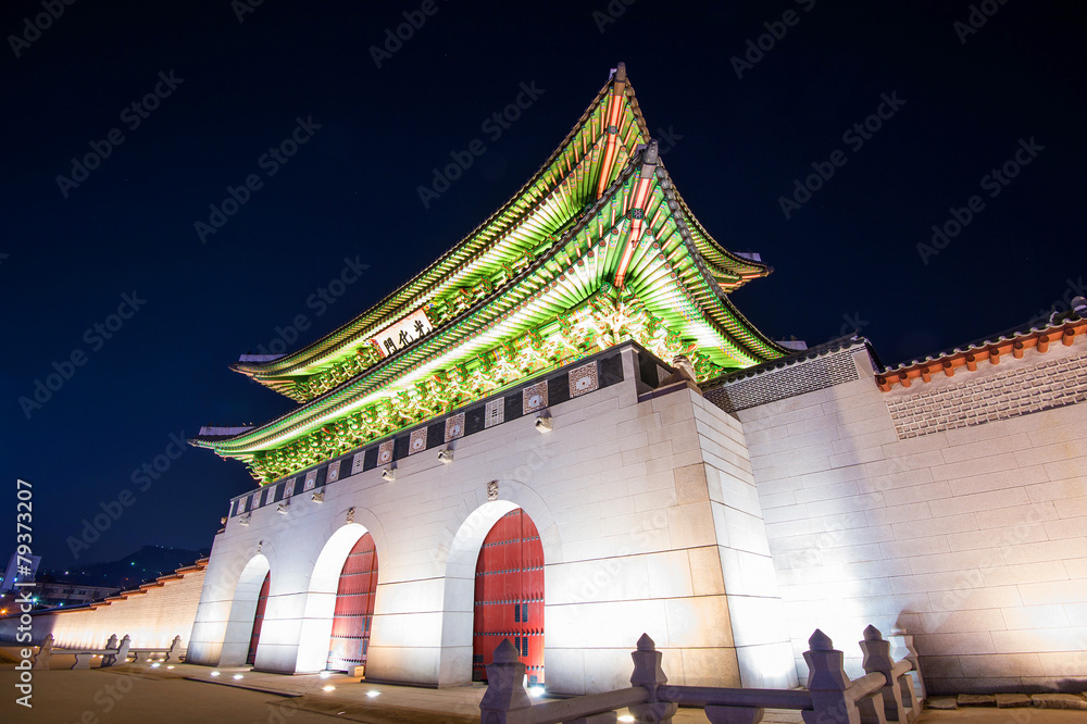 Fototapeta premium Geyongbokgung Palace at night in Seoul, South Korea.