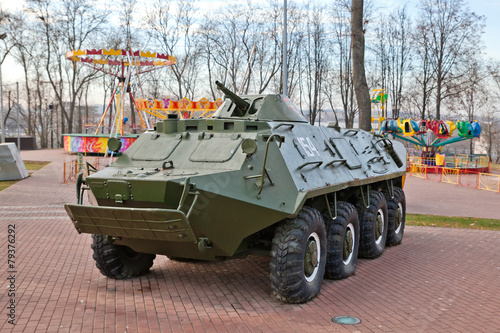 Plakat w ramie Парк Победителей в Витебске. БТР-60. Беларусь