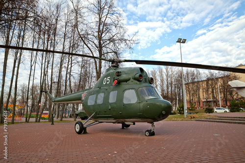 Plakat w ramie Парк Победителей в Витебске. Вертолёт Ми-2. Беларусь