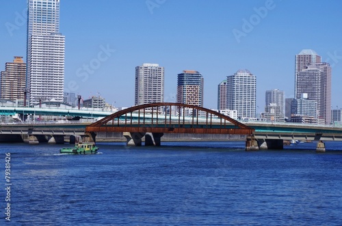 錆びた鉄橋と運河 © ほじん