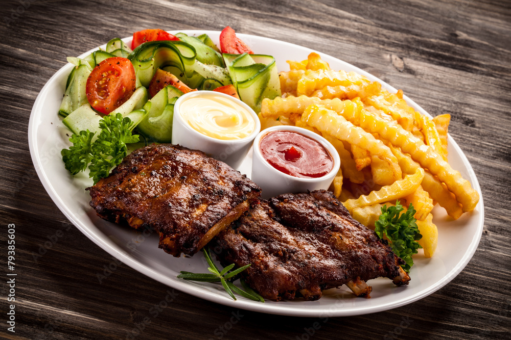 Tasty grilled ribs with vegetables