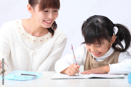 勉強する女の子とお母さん