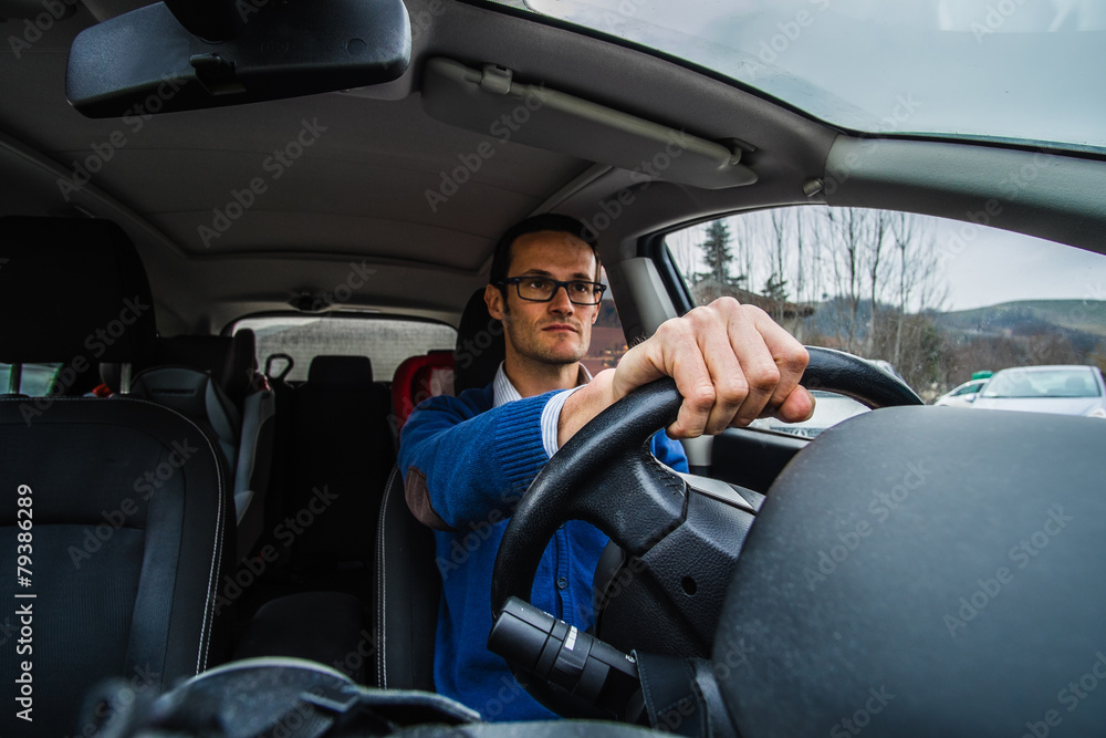 Uomo al volante guida l'automobile