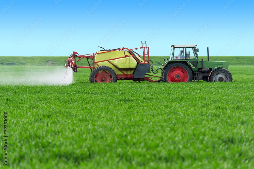 Naklejka premium Traktor mit Balkenspritze im Getreidefeld - 2433