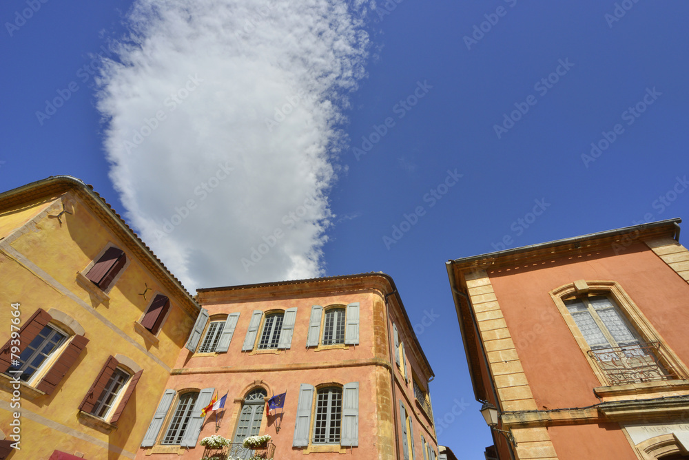 Maisons à mèche nuageuse de Roussillon (84220), département du Vaucluse en région Provence-Alpes-Côte-d'Azur, France 