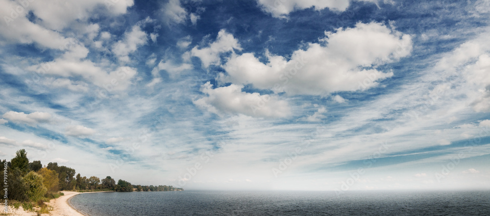 Obraz premium Coastline of Kyiv Storage Pool