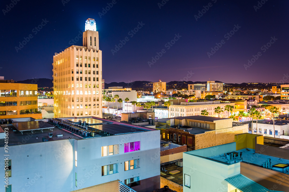 Fototapeta premium View of buildings in Santa Monica at night, in Santa Monica, Cal