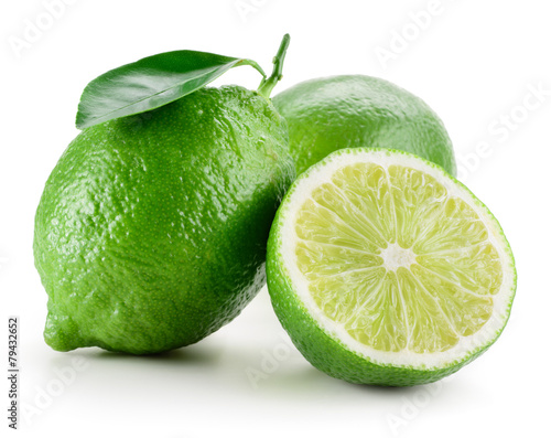 Photographie Citron vert. Groupe de fruits isolé sur blanc