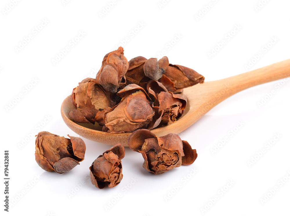 Obraz premium Indian rose chestnut herb in the spoon on white background