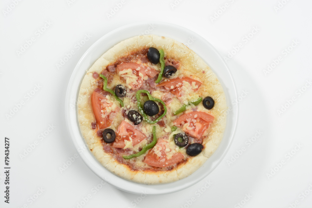 Pizza de queso y bacon, con tomate y aceitunas negras