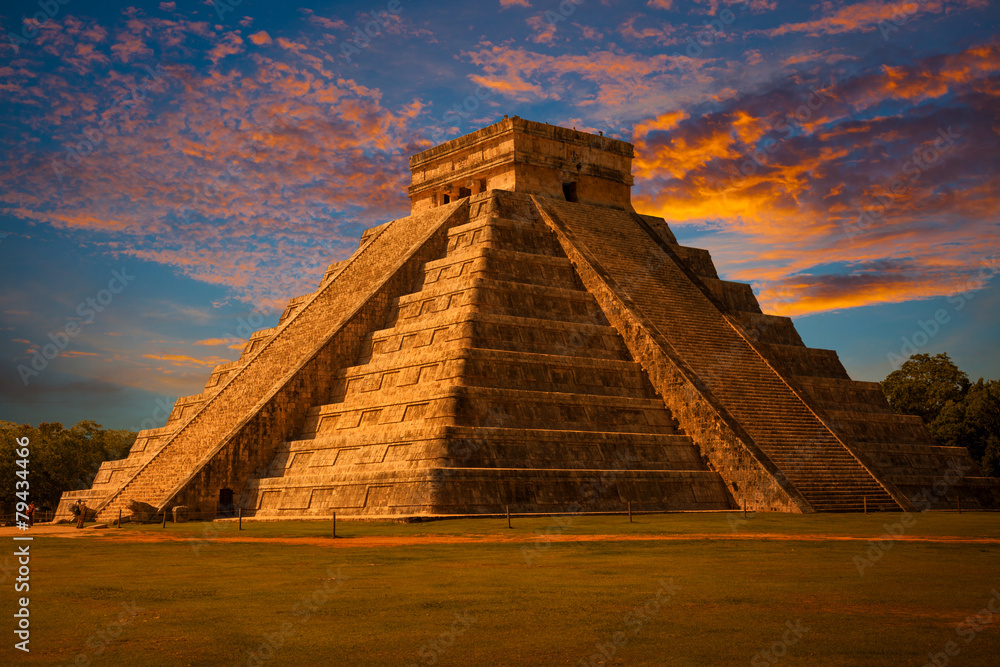 El Castillo of Chichen Itza, mayan pyramid in Yucatan, Mexico - obrazy, fototapety, plakaty 
