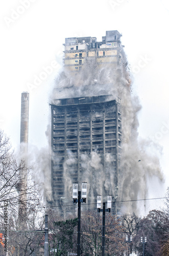 Billede på lærred Building demolition by implosion