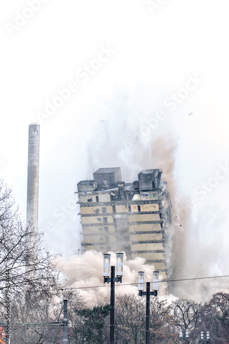 Tableau sur toile Building demolition by implosion