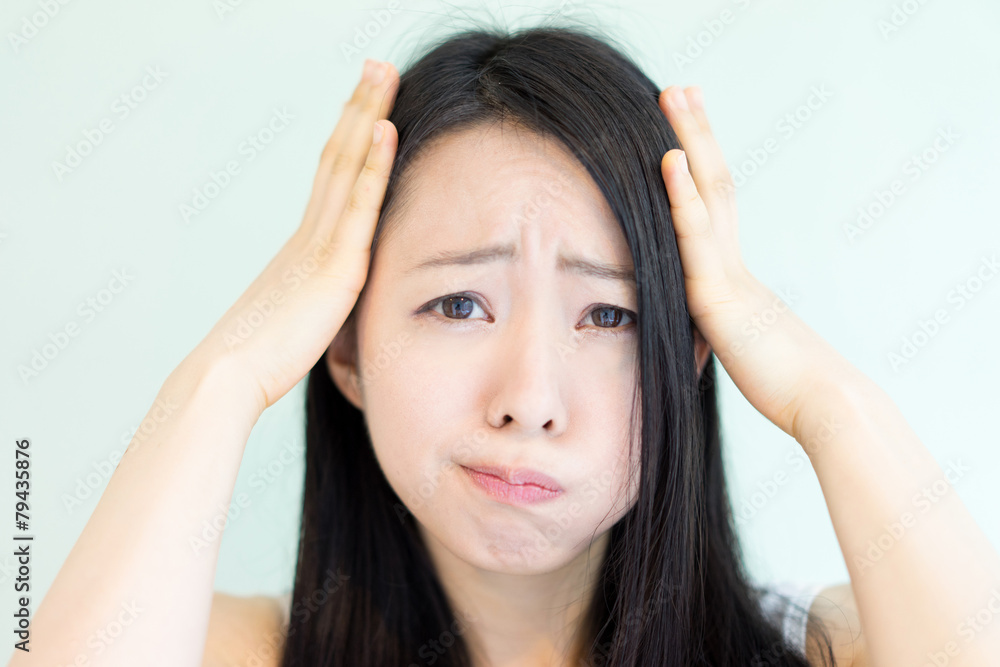 頭を抱える女性 頭を抱える女性