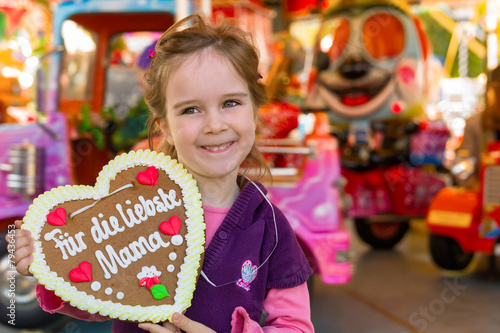 Kind mit Lebkuchenherz