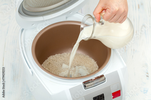 cooking rice porridge in multicooker