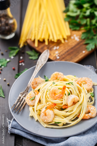 Foto Tagliatelle with shrimps and parsley