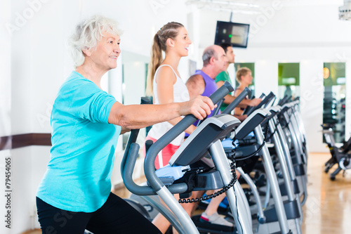 Gruppe auf Crosstrainer macht Sport