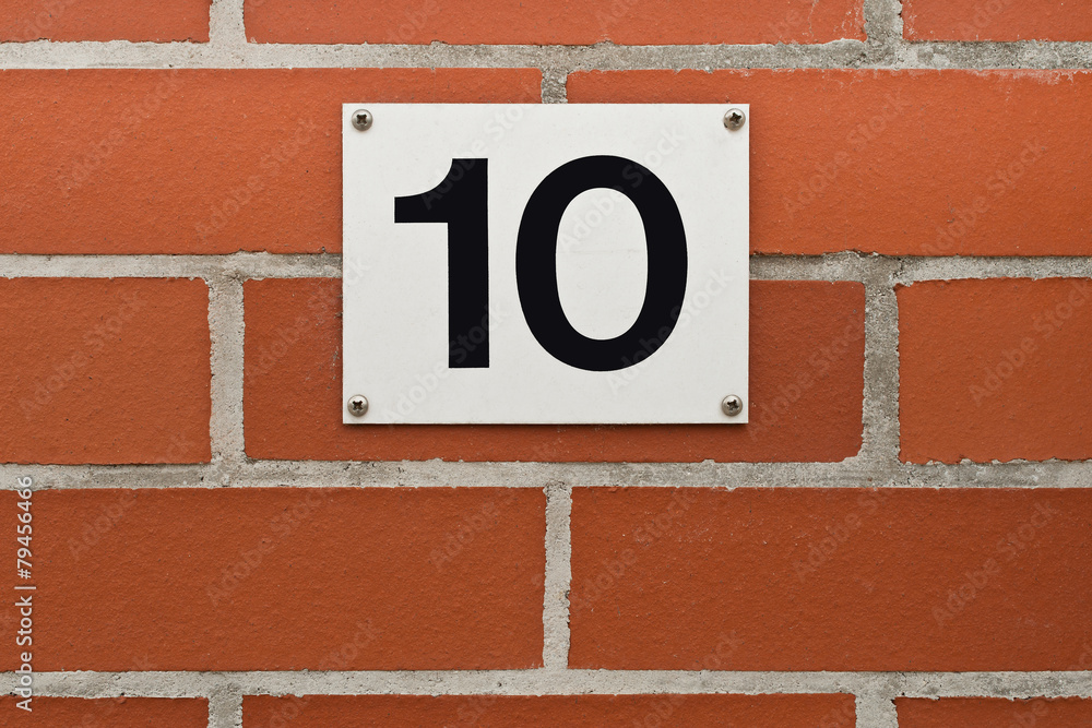 Hausnummer 10 auf einer roten Ziegelwand Hausnummer 10 auf einer roten Ziegelwand