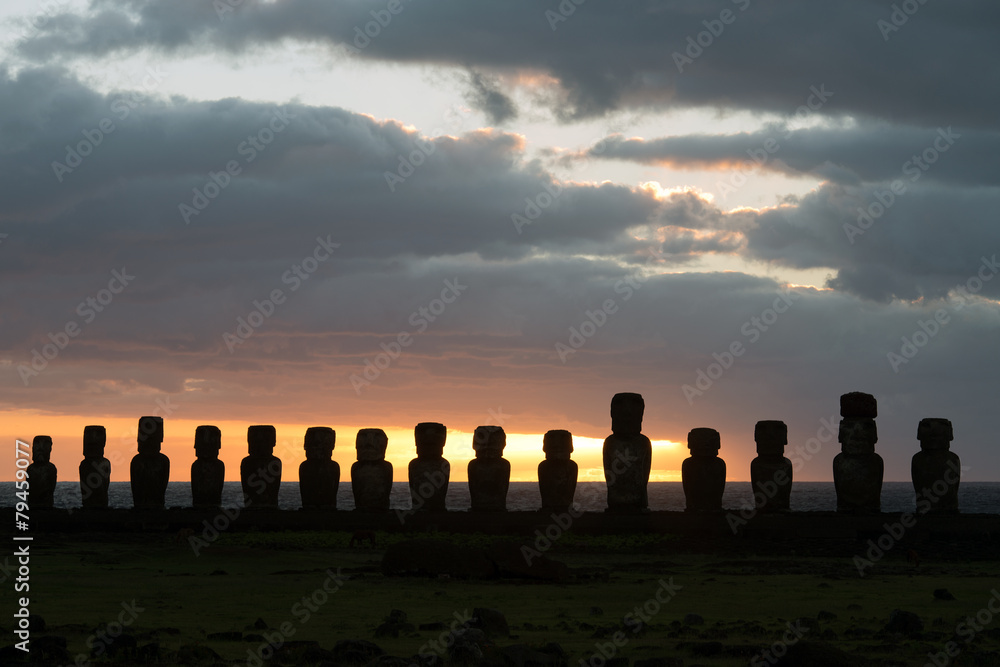 Ahu Tongariki bei Sonnenaufgang (Osterinsel, Rapa Nui)
