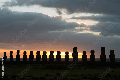 Ahu Tongariki bei Sonnenaufgang  Osterinsel  Rapa Nui 