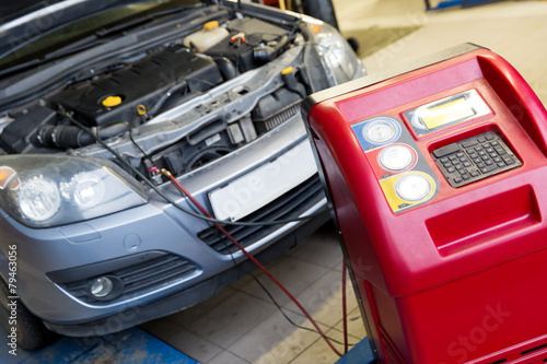 Servicing car air conditioner in vehicle service
