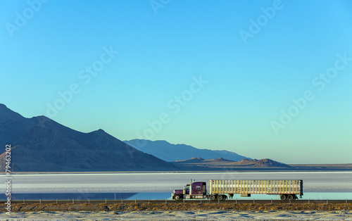 US-Truck Fahrt durch Salzsee in Utah photo