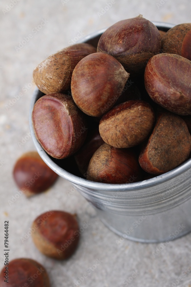 Obraz premium whole chestnuts